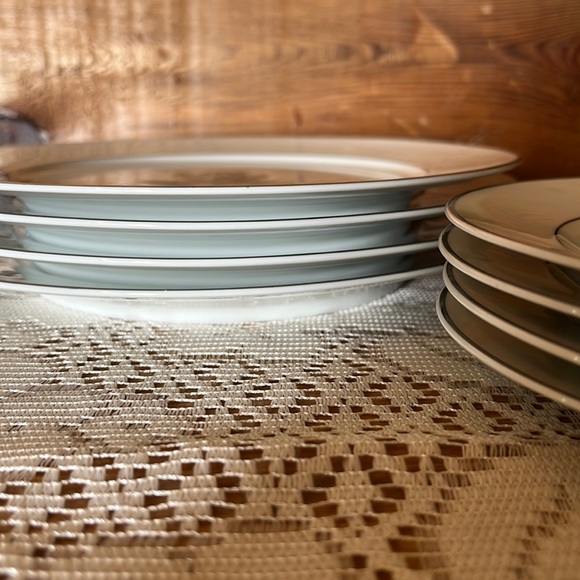 Queen Anne China Plate Set - Picture 4 of 5